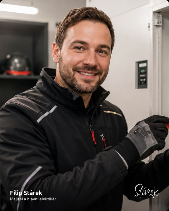 Filip Stárek při práci na elektroinstalaci